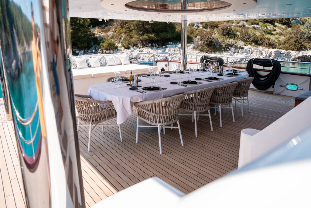 NOCTURNO Al fresco dinning - Aft deck