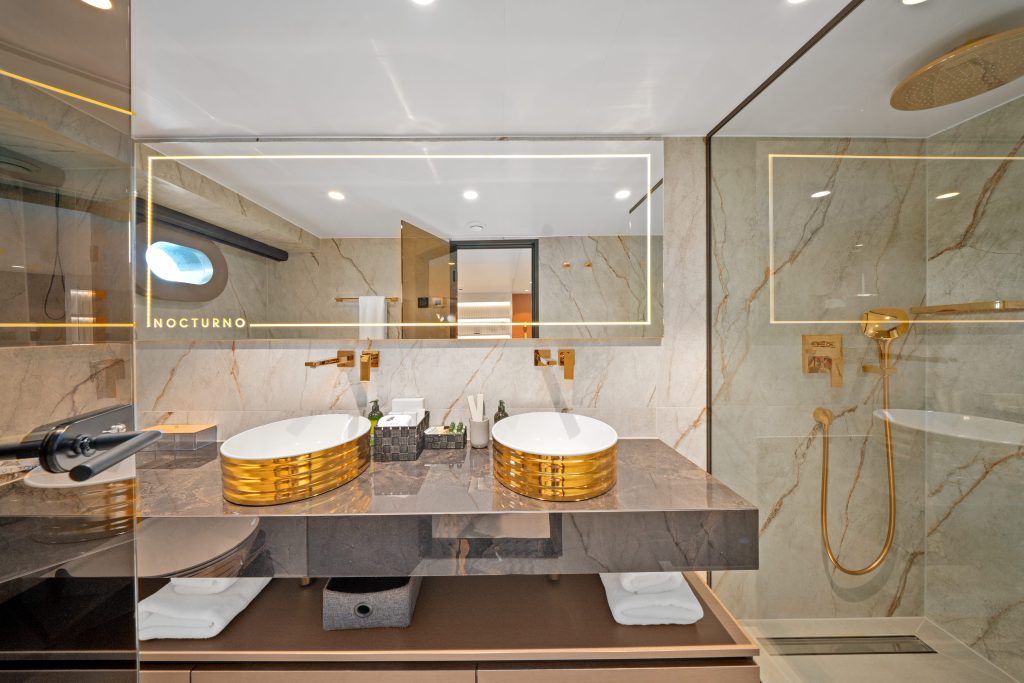 NOCTURNO Master stateroom en suite - Lower deck